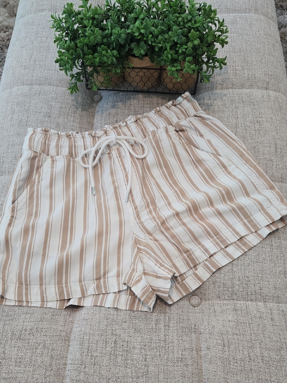 LOFT Cream and Tan Striped Pull-on Shorts
